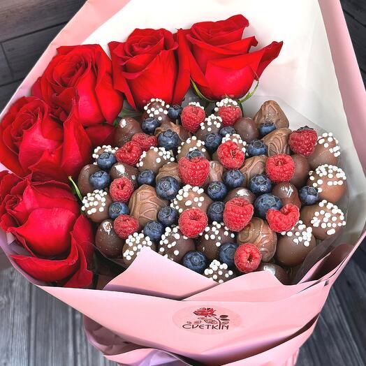 Букет клубники с розами