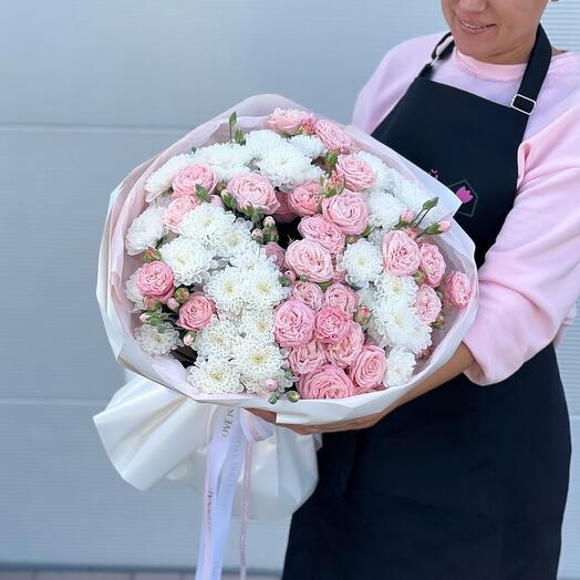 Букет LOVE из кустовых хризантем, кустовой пионовидной розы и диантуса