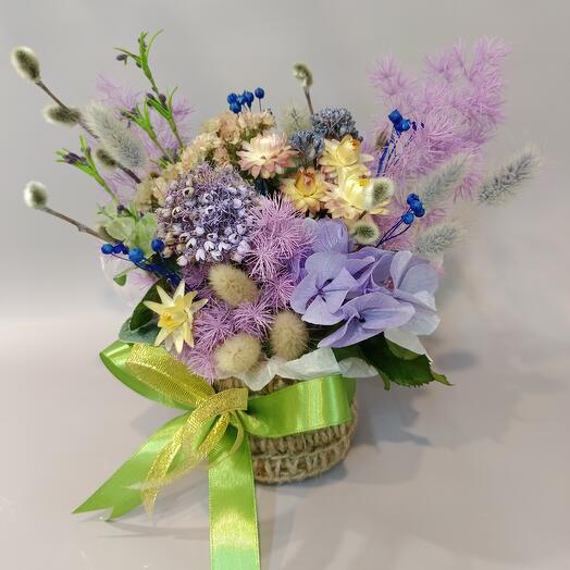 Букет из сухоцветов в корзинке