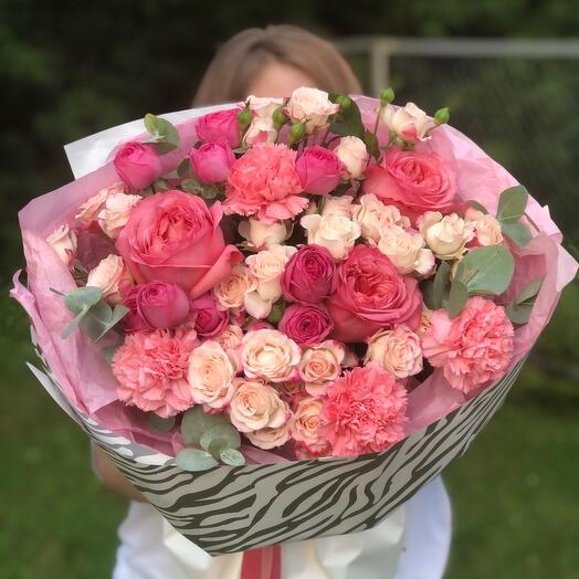 Букет Forever young из пионовидных роз,кустовых роз, эвкалипта и диантусов