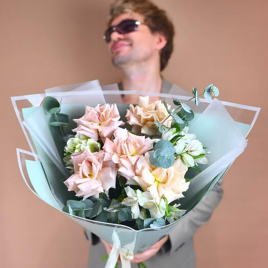 Кремовая французская роза 5 шт и белая альстромерия 4 шт