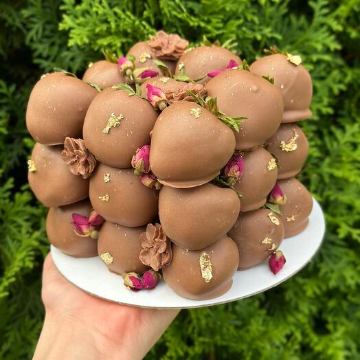 Торт из клубники в шоколаде с цветами