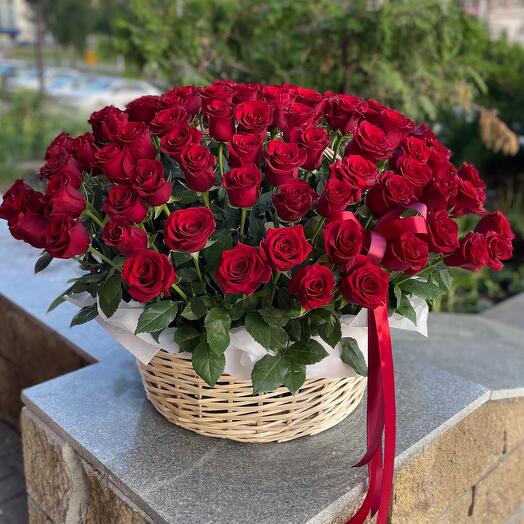 Корзина «Горячее сердце» из 101 розы