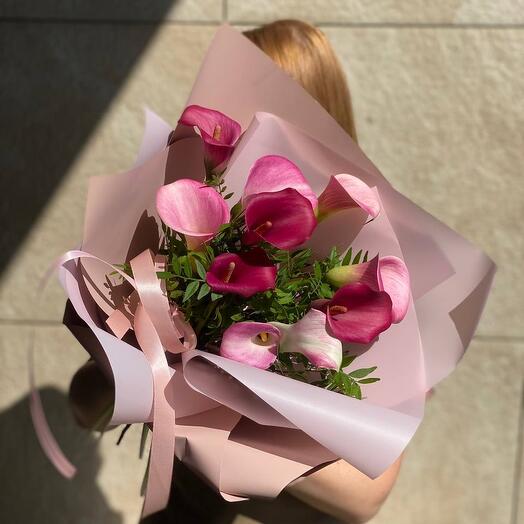 Букет из розовых калл