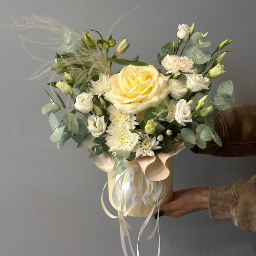 Цветы в коробке с пионовидной розой