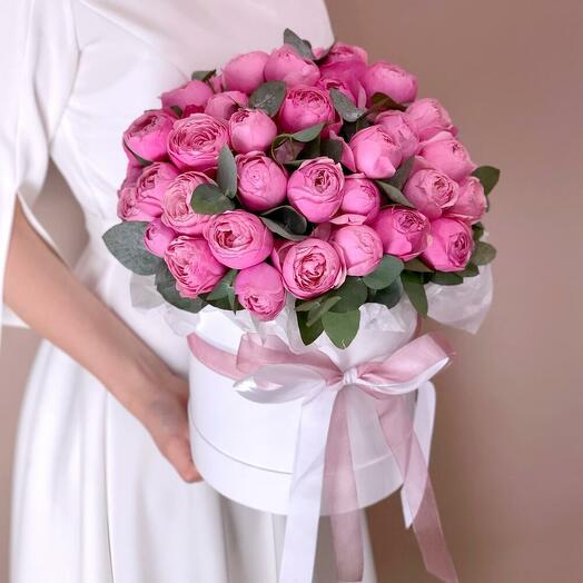 Розовые розы в шляпной коробке