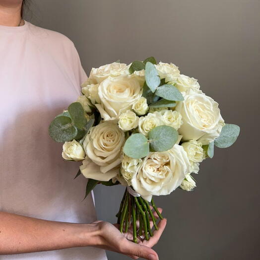 Букет невесты. Свадебный букет из роз и эвкалипта