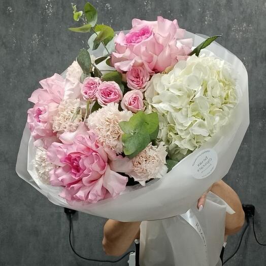 Букет из белой гортензии с французским розами и диантысами