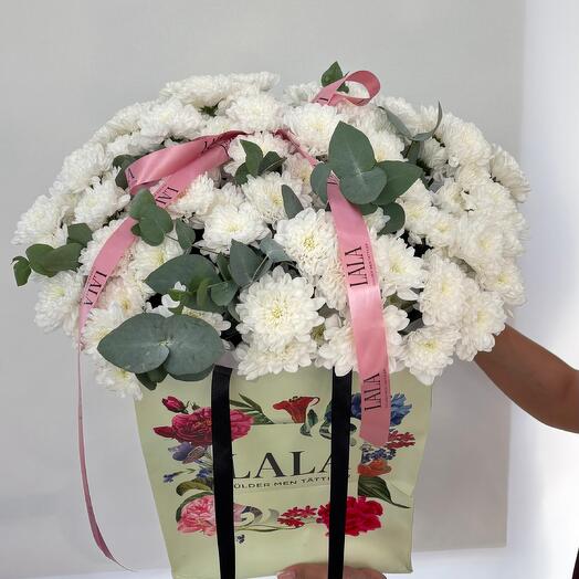 Букет из хризантем и эвкалипт