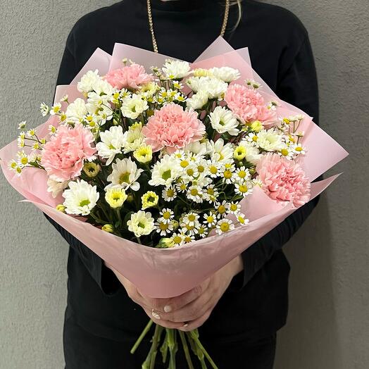 Розовые гвоздики с ромашками и ромашковой сантини