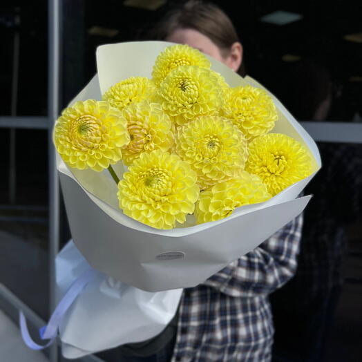 Сливочно-лимонный кругляш с георгинами