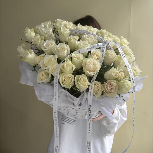 Корзина из белых кенийских роз 51 шт