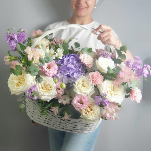 Корзина с гортензией и пионовидными розами