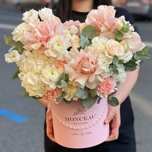 Премиальная цветочная композиция в шляпной коробке Blush Elysee