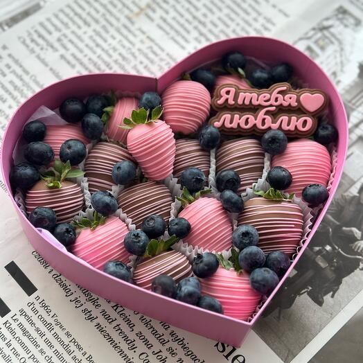 Corazón de fresa cubierto de chocolate con la etiqueta"Amor"