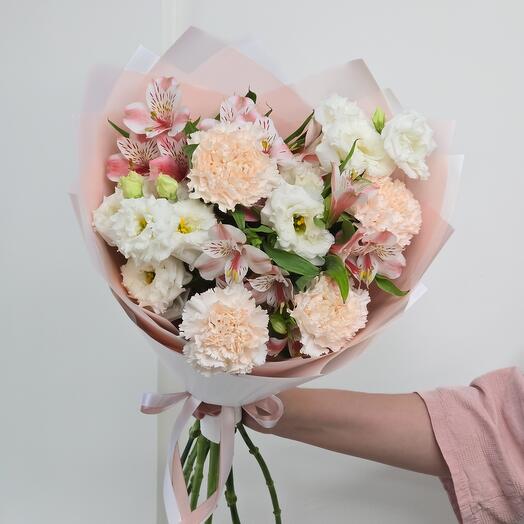 Нежный букет из альстромерий, эустомы и гвоздик 🌸