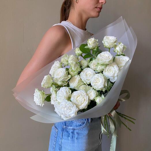 Букет белых пионовидных кустовых роз
