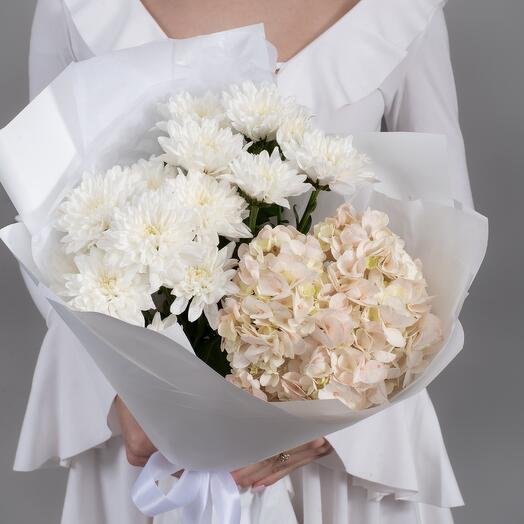 Букет из розовой гортензии и кустовой хризантемы