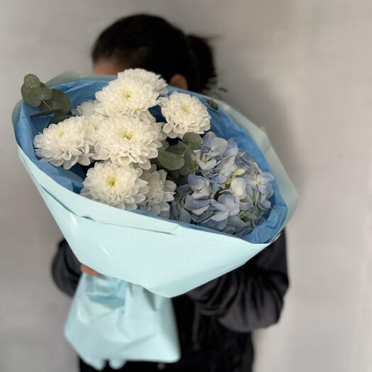 Букет цветов с гортензией и хризантемами