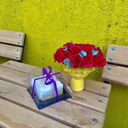 Букет роз в хэнд-мейд вазе и бенто тортик торт