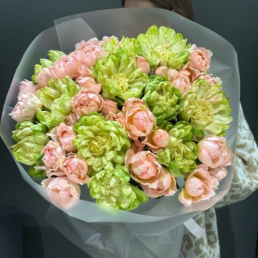 Букет с розами Вегги и пионовидной кустовой розой Джульетта