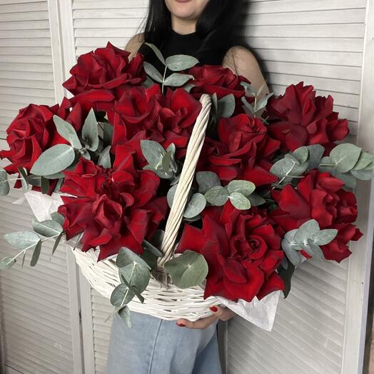 Корзина с французскими красными розами и эвкалиптом/Цветы Магнитогорск/Доставка цветов Магнитогорск