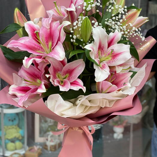Ramo festivo de lirios rosas