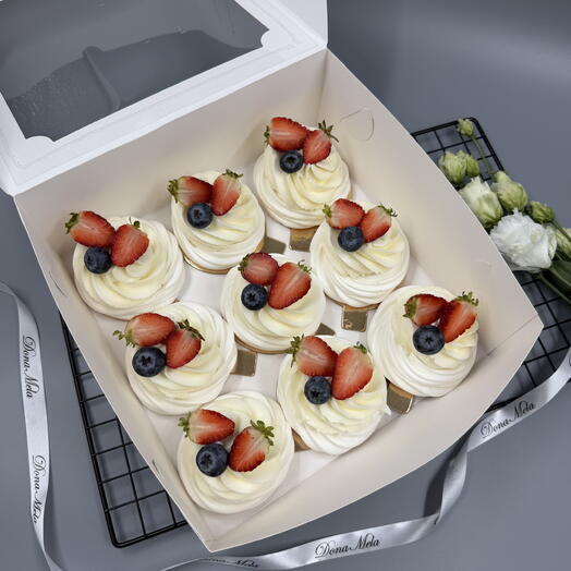 Десерт Павлова с клубникой и голубикой