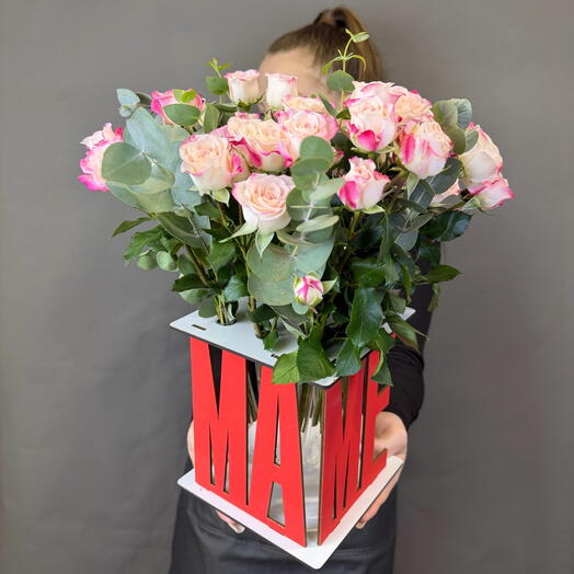 Цветы в  деревянной коробке на колбах «Маме»
