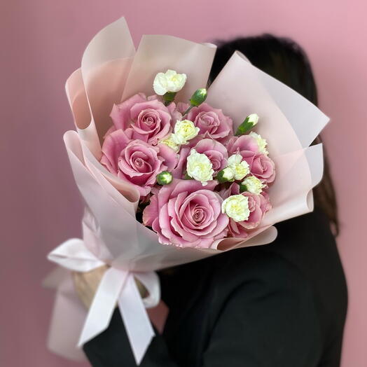 Bouquet of pink roses and bush carnations