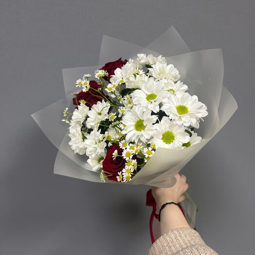 Букет с розой и матрикарией