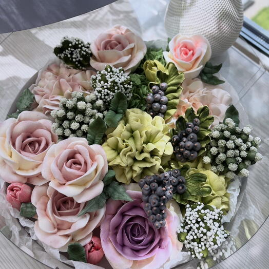 Букет зефирных цветов со смородиной