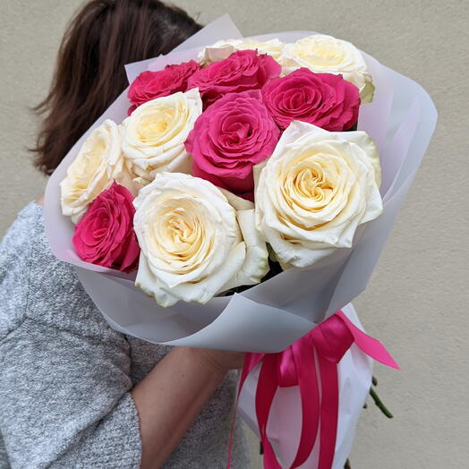 Розы белые и малиновые 11 штук