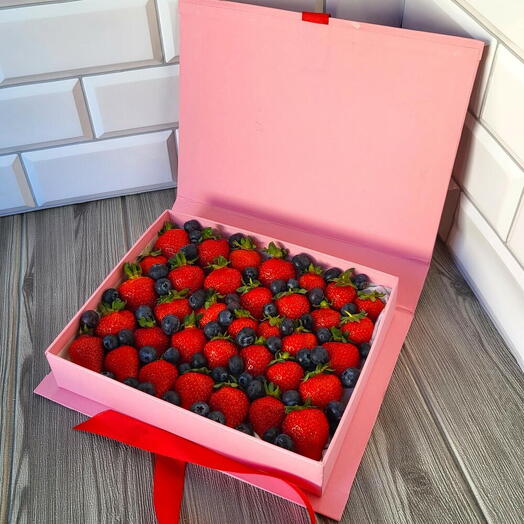 Клубника и голубника в розовой коробочке