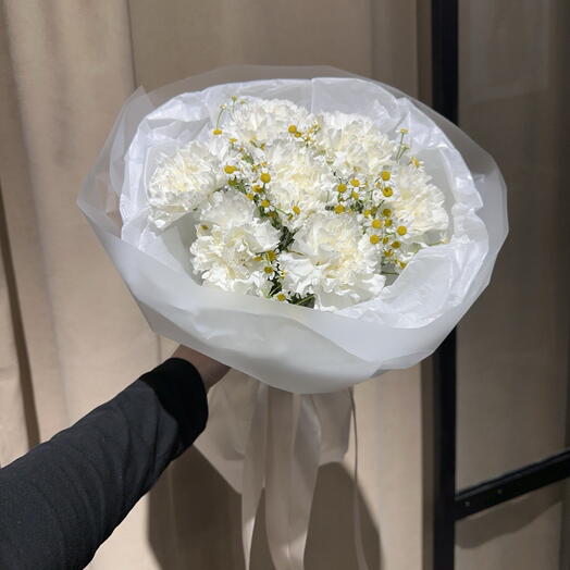 Букет из диантусов с ромашкой