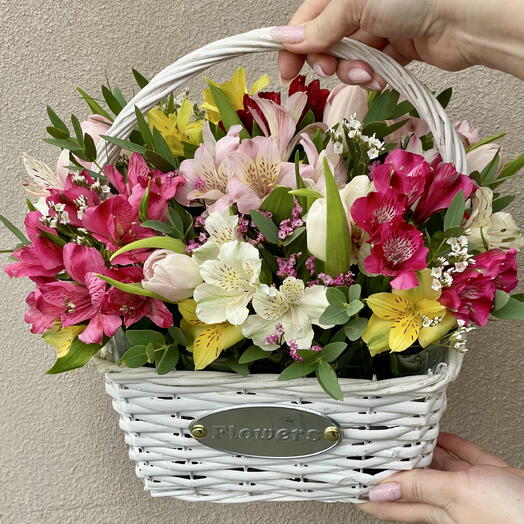 Композиция в корзиночке с тюльпанами и альстромериями