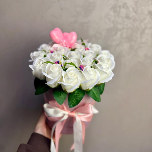 Коробка с цветами из мыльных роз