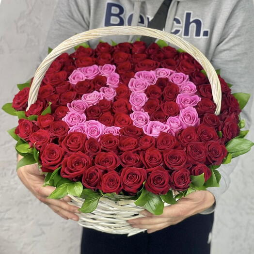 101 Роза в корзине из красных и розовых роз