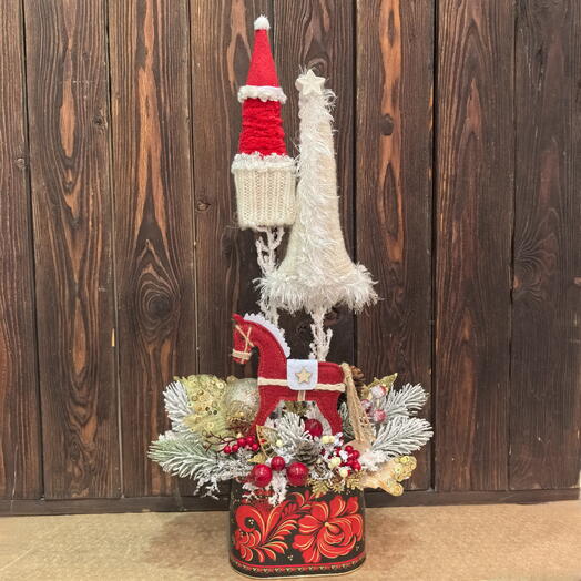 Композиция ручной работы из искусственных цветов " Красная лошадка и елочка-красная шапочка "