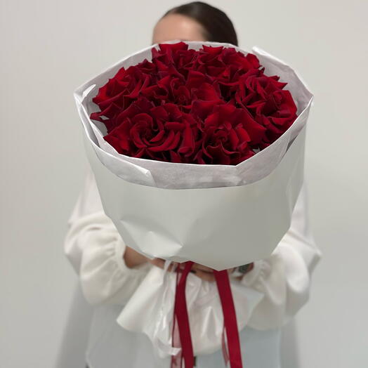 Алые французские розы