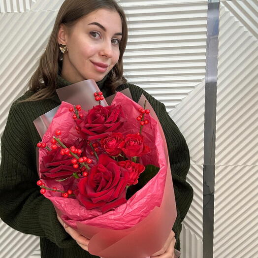 Букет красный с илексом и розой