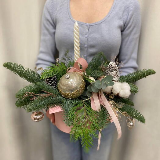 Новогодняя композиция нобилис, свеча и декор