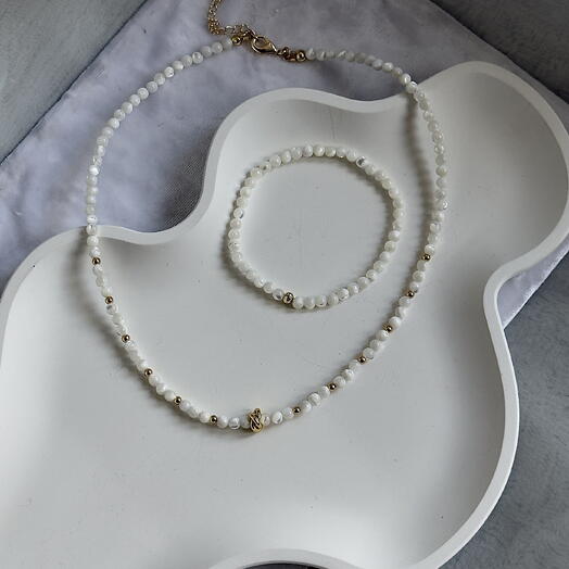 Перламутровый комплект с золотым акцентом