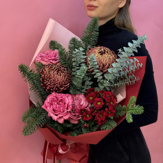 Букет с пионовидными розами, ароматной елью (нобилис), эвкалиптом и хризантемами