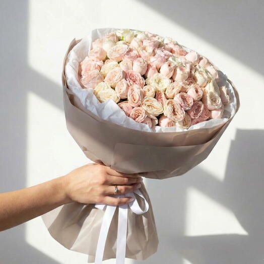 Букет из пионовидных кустовых роз — нежная роскошь в каждом лепестке