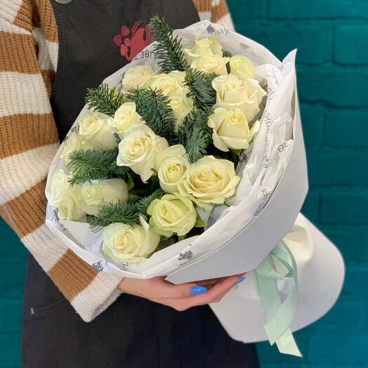 Букет из 19 белых роз и нобилиса (ель)