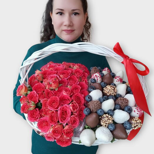 Корзина с кустовыми розами и клубникой