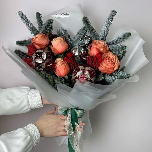 Новогодний Букет с Нобилисом, Розами, Бруния и Игрушками (64)