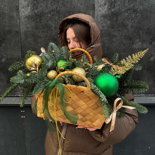 Елочная композиция в плетеной корзине S
