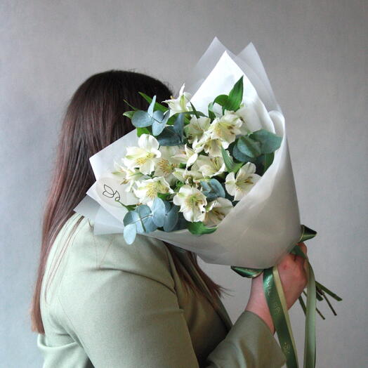 Букет из белой альстромерии с эвкалиптом